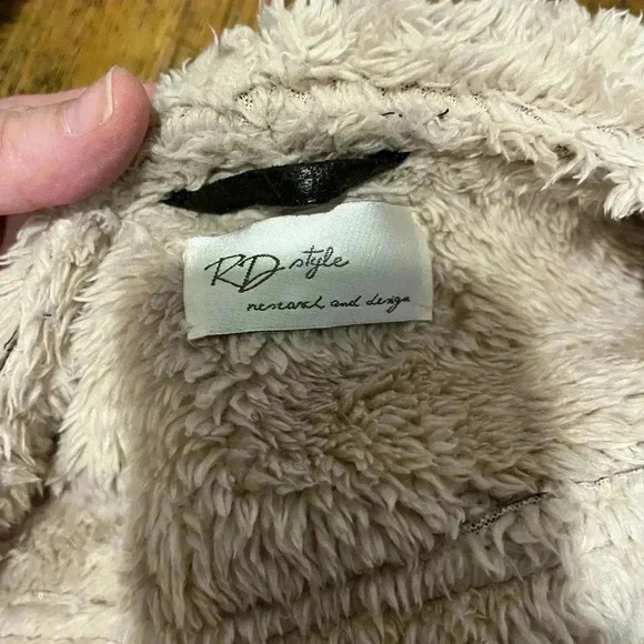 RD STYLE sleeveless faux fur faux leather jacket. size M/L ⚠️ - Picture 6 of 8